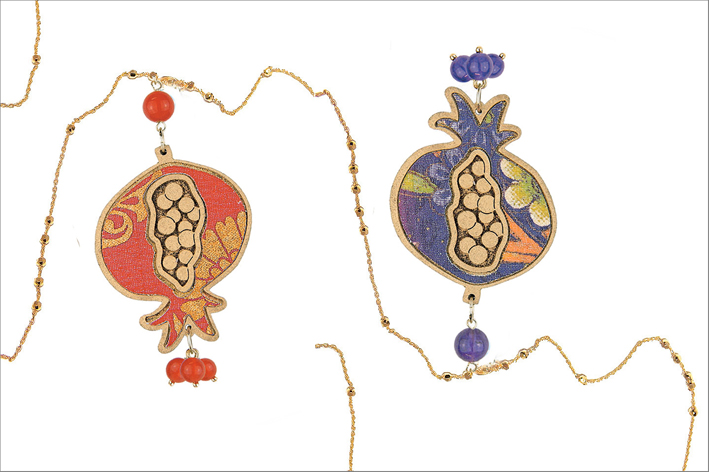 Due collane con pendente Melograna della collezione Bonheur