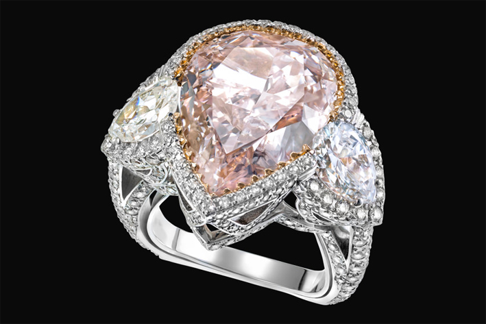Diva, anello in oro bianco con diamante fancy rosa, taglio goccia, diamanti taglio trilliant e pavé di diamanti