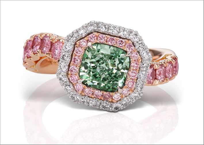 Anello con raro diamante verde e diamanti rosa