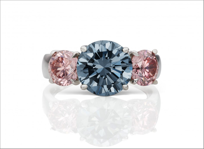 Anello con diamante blu taglio brillante e diamanti rosa