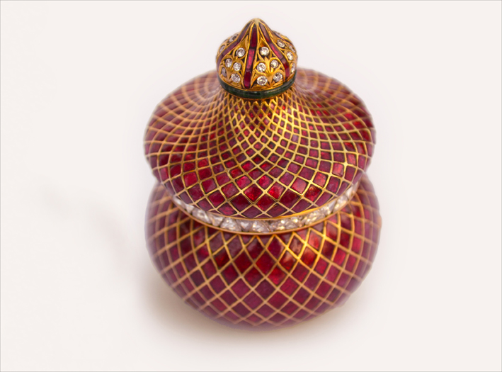La Sindoor Box, scatola utilizzata nella tradizione indiana per conservare il Sindoor (o sindhur), polvere vermiglio-rossa o arancio. È un cosmetico in polvere, di solito indossati dalle donne sposate e utilizzato  lungo la linea di separazione dei capelli