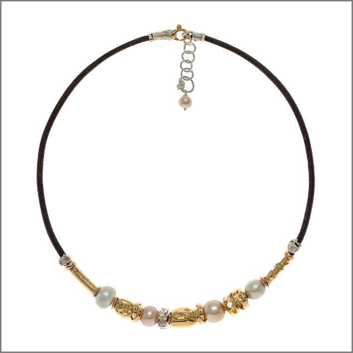 Collana con catena in oro e tanzanite, elementi in oro lavorato a mano, perla grigia e diamante