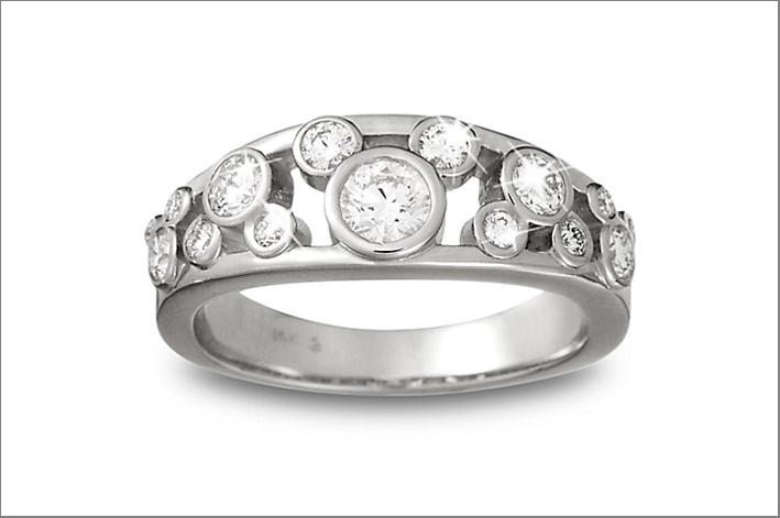 Anello in oro bianco e diamanti ispirato a Topolino. Prezzo: 3950 dollari