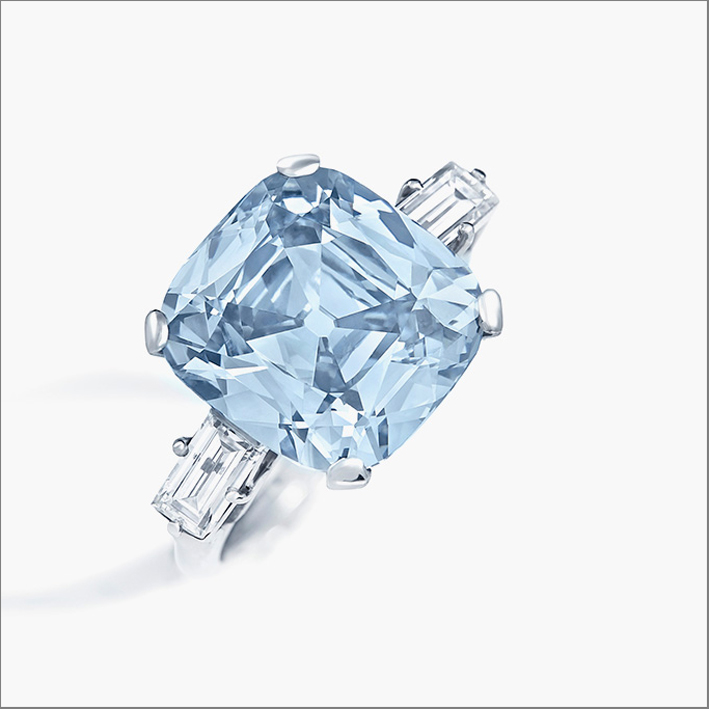 Anello con diamanti blu taglio cuscino di quasi 8 carati