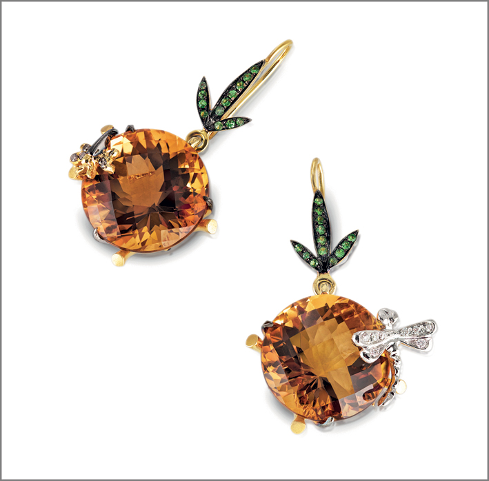 Earrings in satin yellow gold with honey quartz, white and brown diamonds and natural green garnet