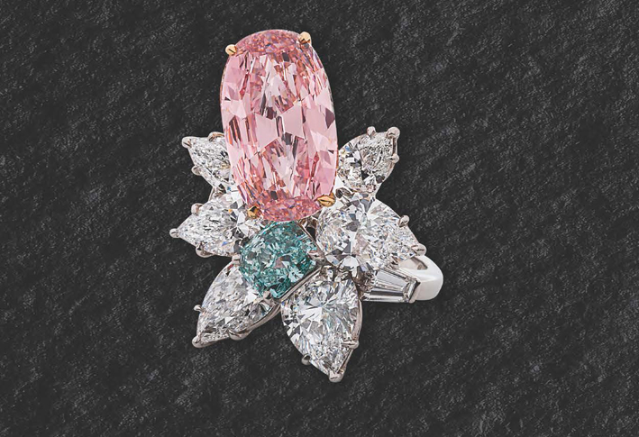 Anello con diamanti bianchi, un diamante rosa taglio cuscino e un diamante verde-blu intenso