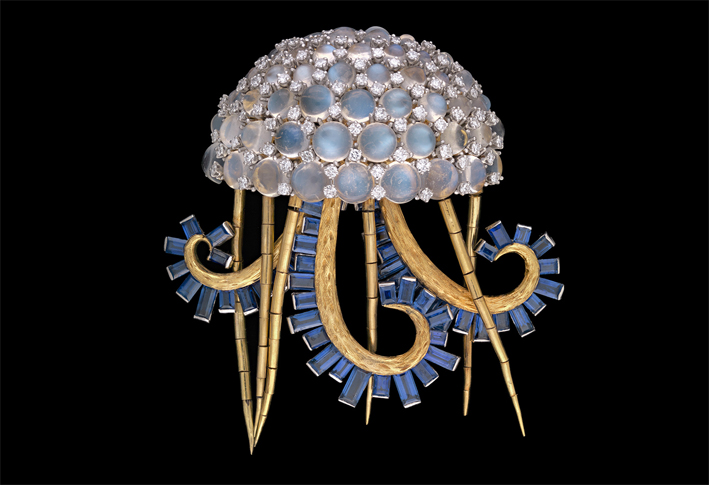 Jellyfish (La Meduse). Spilla del 1967 per Tiffany. Oro 18 carati, platino, pietra di luna, diamante, zaffiro. Virginia Museum of Fine Arts, Paul Mellon