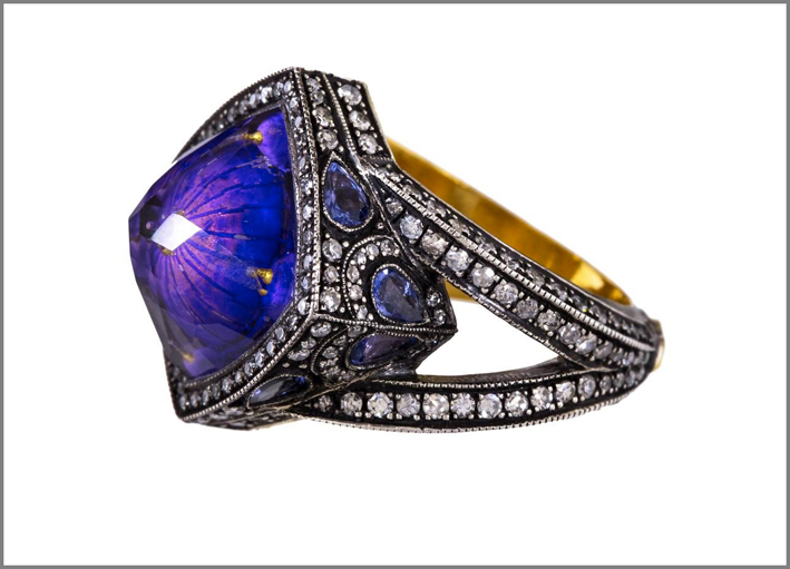 Anello scultura ottomana. Topazio azzurro cesellato, oro giallo, banda in argento, diamanti bianchi, tanzanite: