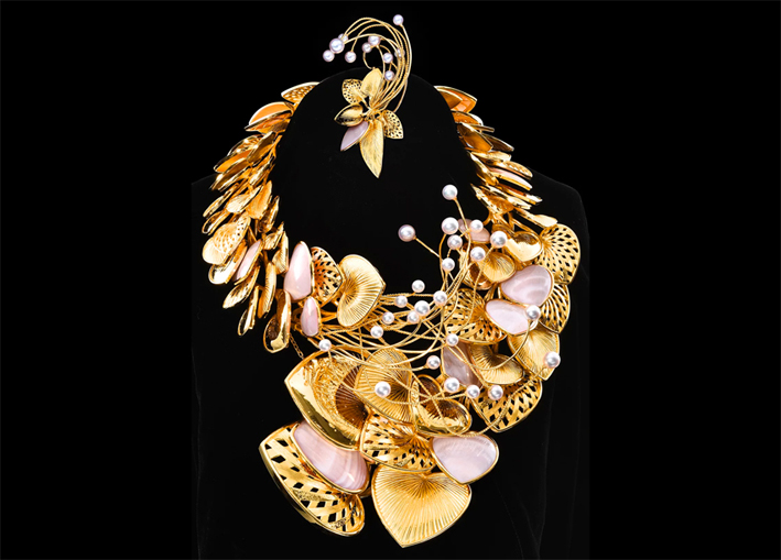 Tra i finalisti, la collana Warm e orecchini di Xiaolei Feng. Oro, perle, e madreperla