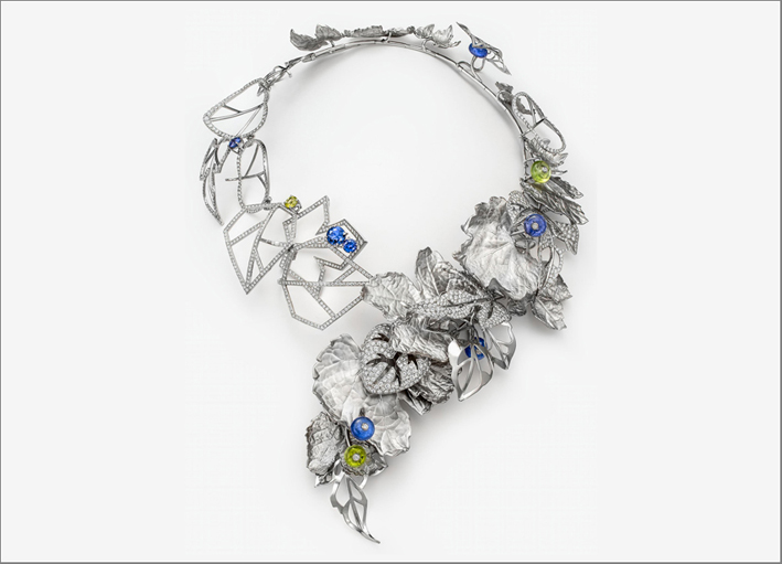 La collana Rythm in platino con diamanti, tanzanite, peridoto, e iolite di Natsumi Odate