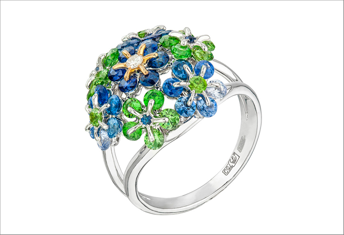 Anello con perla della collezione Waltzing Briliance, diamanti, zaffiri, smeraldi