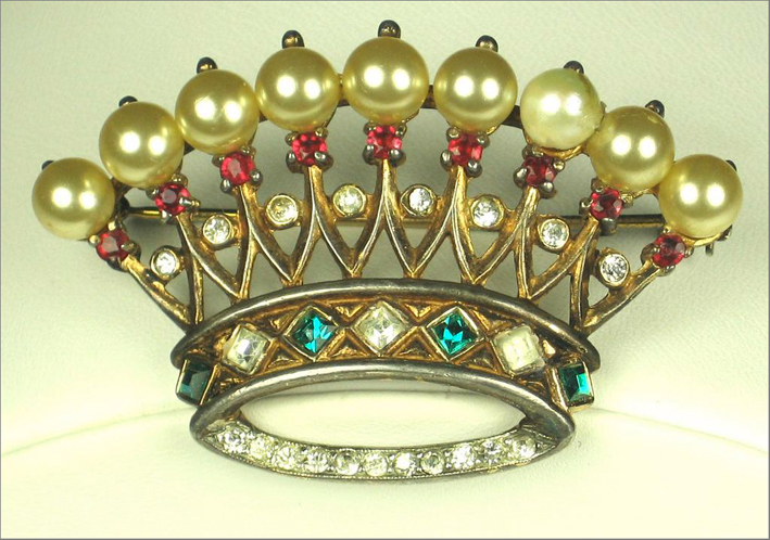 Spilla Corona di Trifari in argento, perle finte