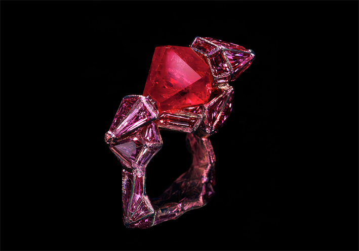 Ruby Castle, anello. Rubino birmano di forma esagonale, zaffiri rosa, titanio