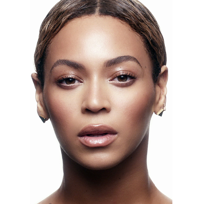Beyoncé con gli orecchini triangolari di Lucy Folk