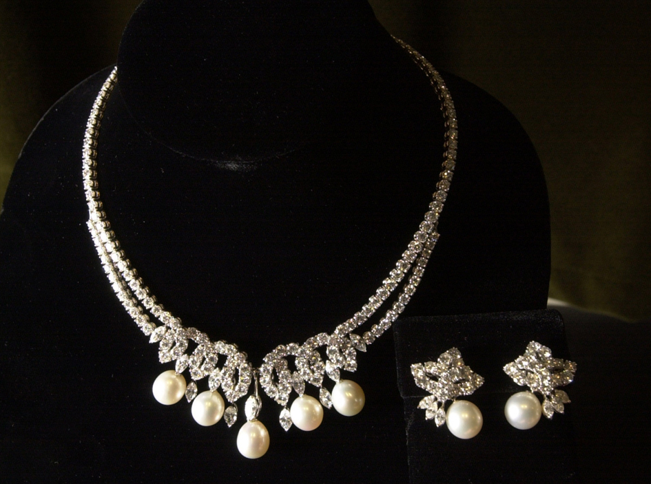 The Swan Lake necklace, composta dal gioielliere della casa reale, Garrard, con 178 diamanti e perle