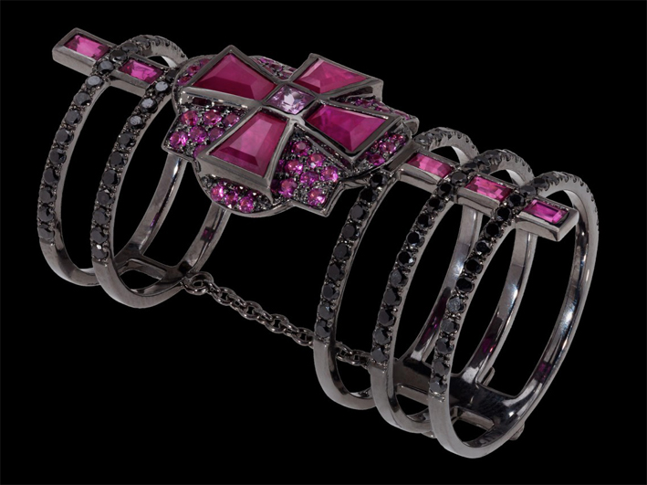 Dionea Orcini, anello con oro nero, diamanti neri, zaffiri rosa