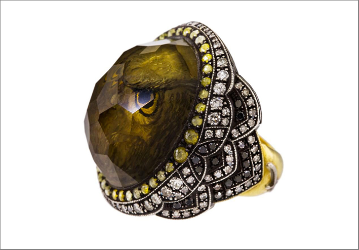 Sevan Bicakci, anello Gufo. Il gufo è racchiuso nel topazio fumé, incorniciato da un cerchio di diamanti gialli,  bianchi e neri
