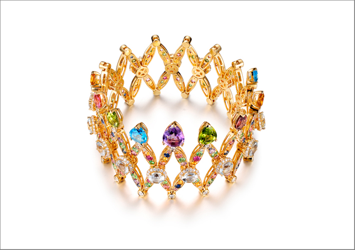 Bracciale che si allarga e diventa una tiara. Oro 18k, diamanti bianchi, ametiste, tormaline, peridoti, topazi, giallo e zaffiri blu