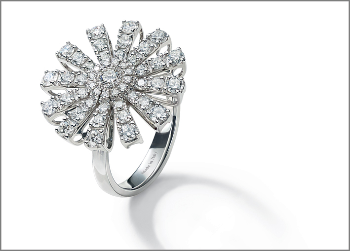 Damiani, anello in oro bianco e diamanti, collezione Margherita