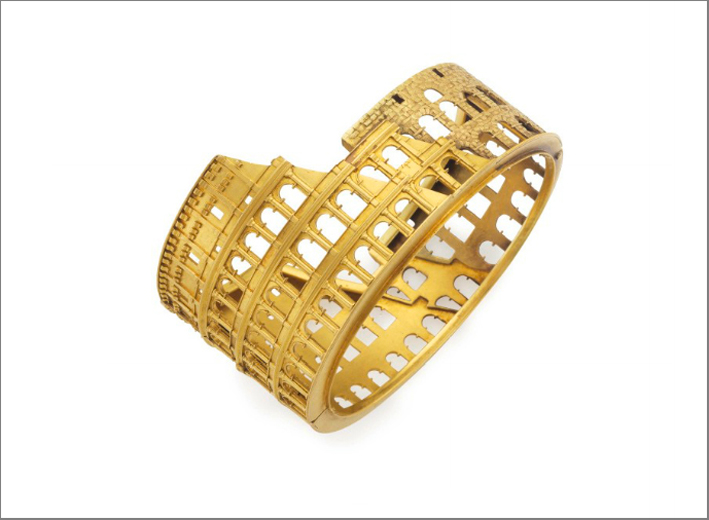 Un curioso bracciale in oro a forma di Colosseo