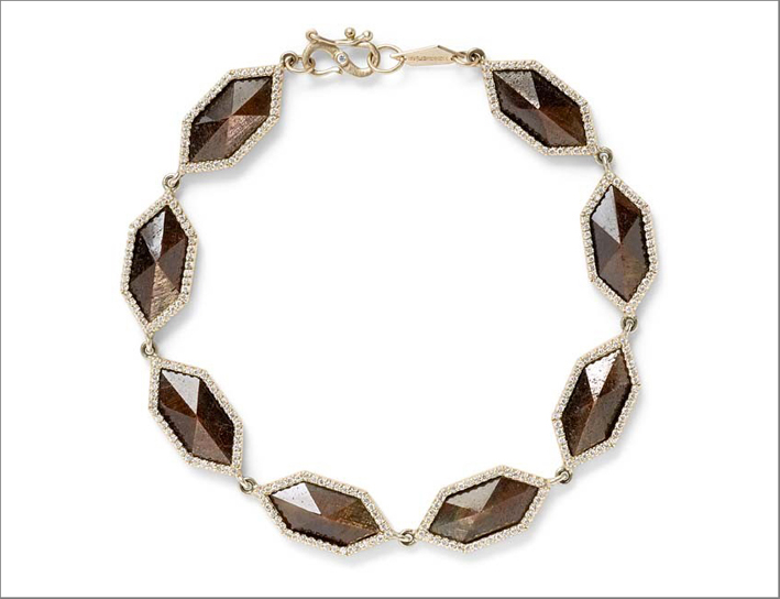 Bracciale con zaffiri brown taglio esagonale, diamanti bianchi, oro riciclato. Prezzo: 8000 dollari