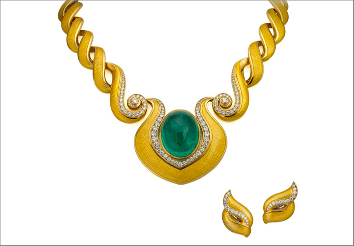 Collana e orecchini in oro, diamanti, smalto, smeraldo cabochon. Photography by Richard Valencia