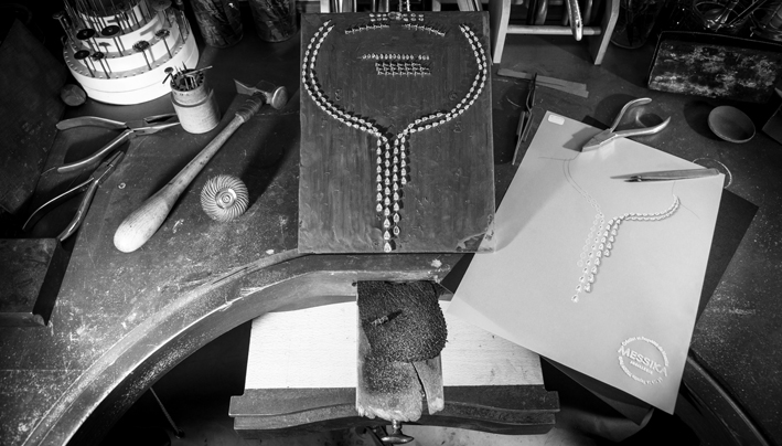 Lavorazione del collier Isadora. Photo: Pierre Vérez