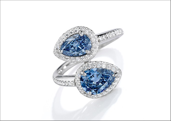 Anello con due diamanti blu vivid e diamanti bianchi