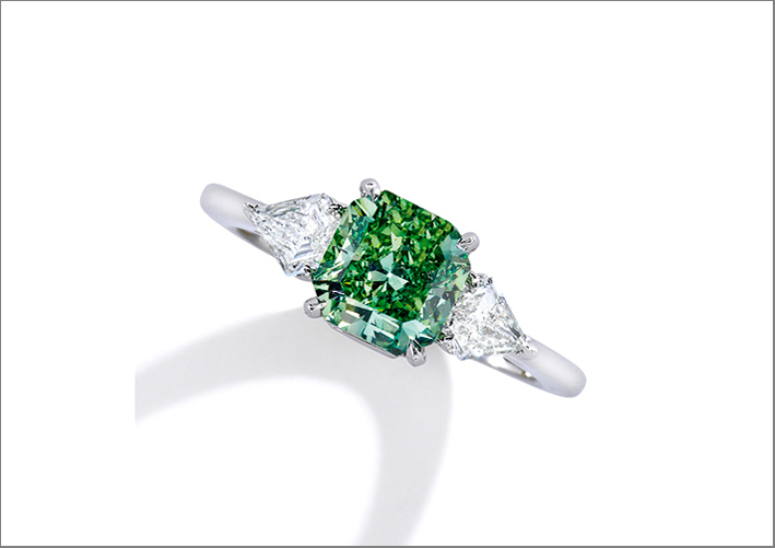 Anello con un raro diamante verde e diamanti bianchi