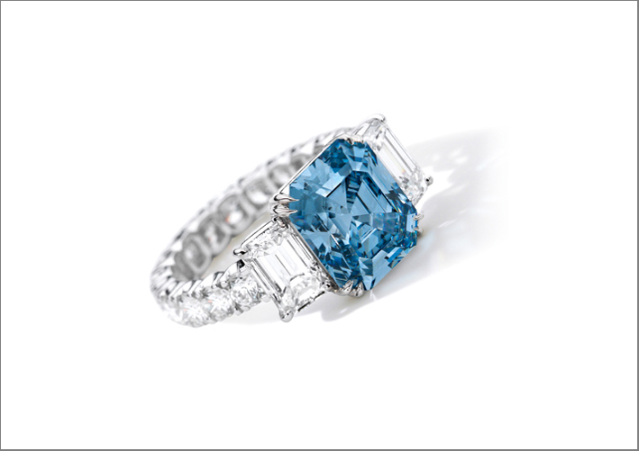Anello di diamanti bianchi e diamante blu. Venduto per 4,8 milioni di dollari
