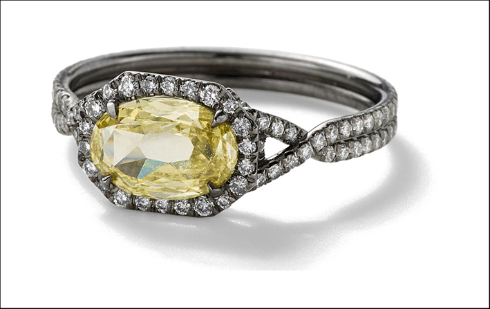 Anello con diamante fancy yellow ovale, diamanti bianchi, platino riciclato e ossidato. Prezzo: 37.500 dollari