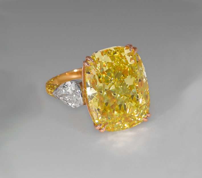 Anello con diamante giallo taglio cuscino di 20 carati e diamanti bianchi taglio pera