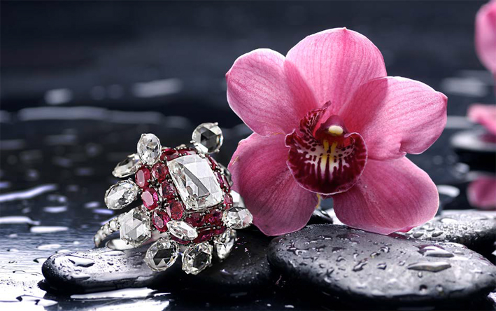Anello a forma di fiore con diamanti e rubini