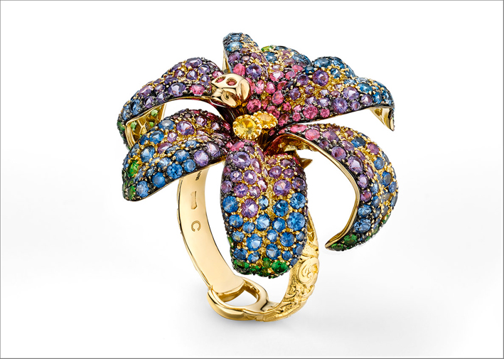 Nuovo anello della collezione Flora, in oro rosa, diamanti e pietre colorate