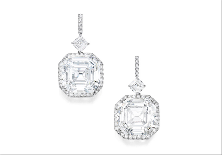 Orecchini con diamanti taglio smeraldo da 20 carati l'uno. Venduti per 5,3 milioni di dollari