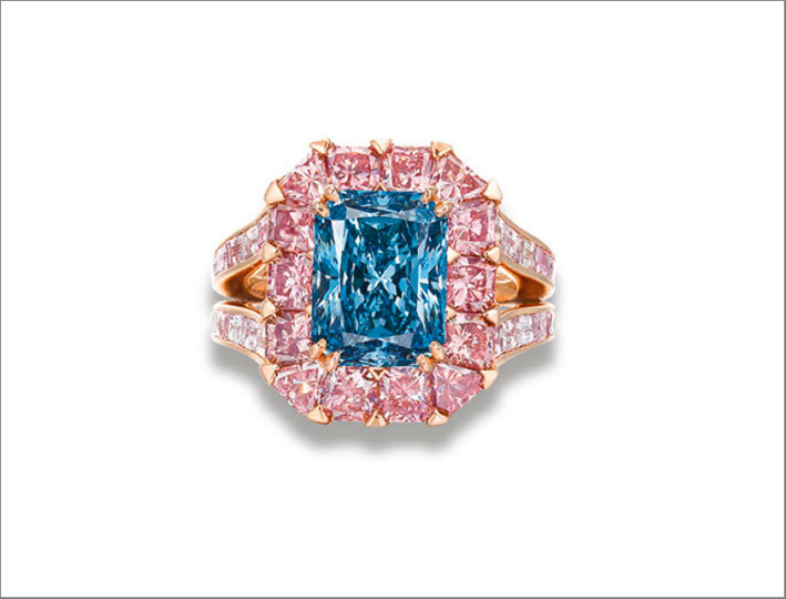 Anello con un eccezionale diamante blu e diamanti rosa firmato Moussaieff. Venduto per 8,9 milioni di dollari