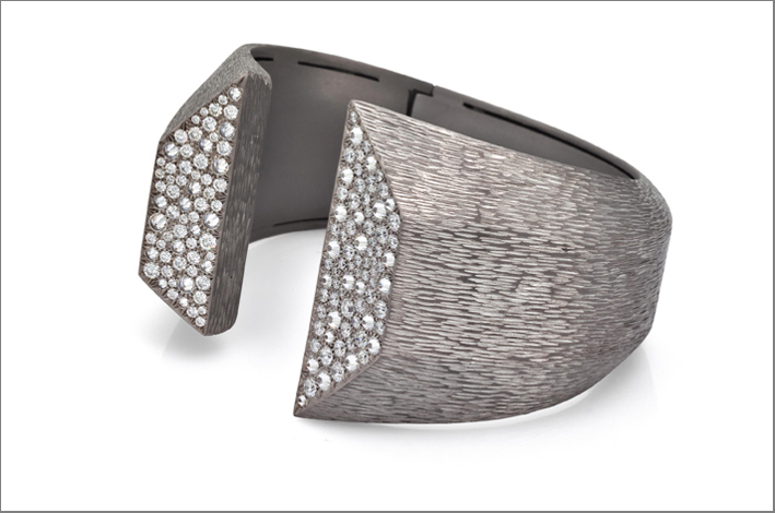 Anello Avio Moritzino in titanio carvato con diamanti taglio brillante. Prezzo: 8700 euro