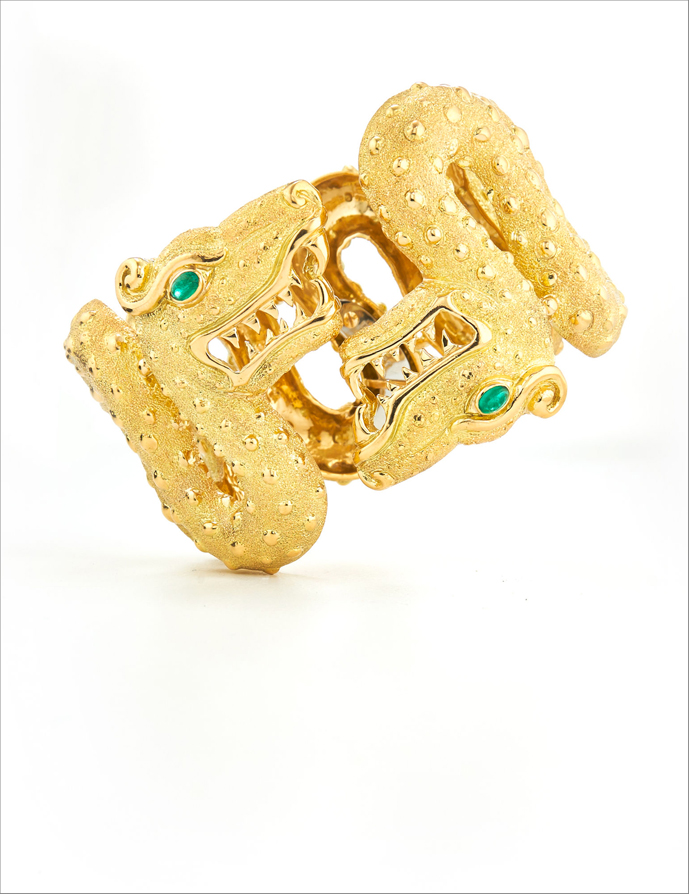 Bracciale azteco della collezione Ancient World, in oro con smeraldi cabochon