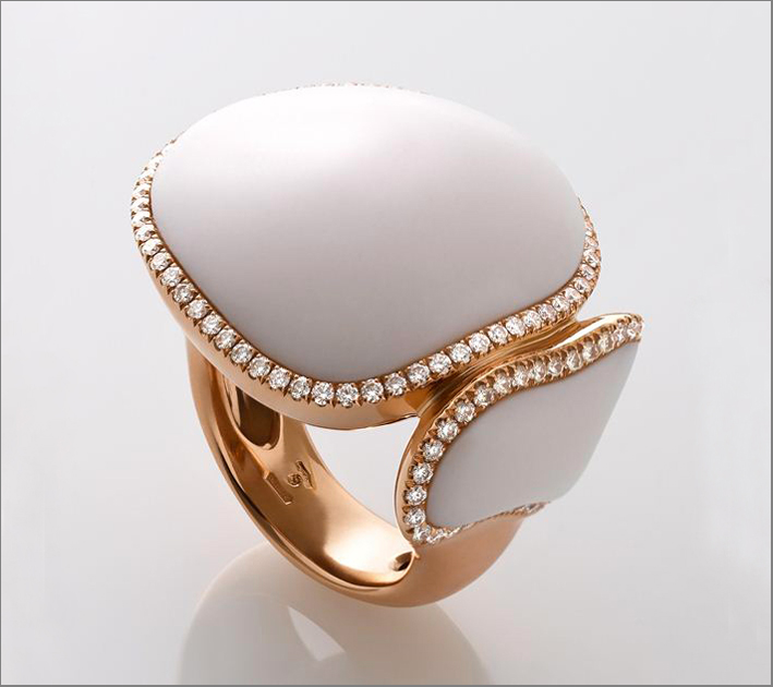 Collezione Enchanté, anello in oro rosa, due elementi in kogolong e diamanti