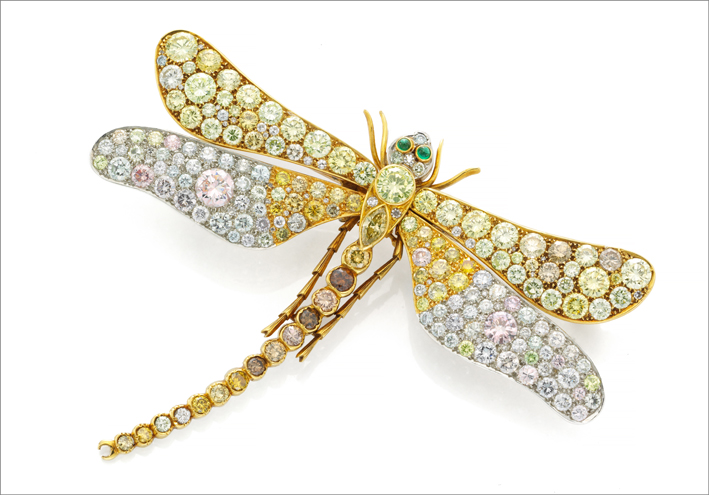 Spilla di Bulgari a forma di libellula. Diamanti colorati per 16,30 carati. Circa 1960