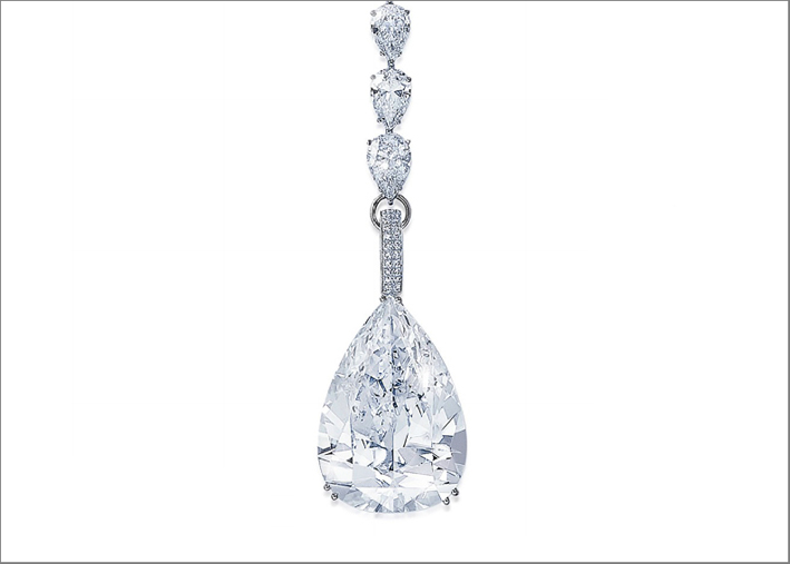Collier di diamanti con diamante pendente staccabile da 56 carati a forma di pera. Venduto per 1,6 milioni di dollari