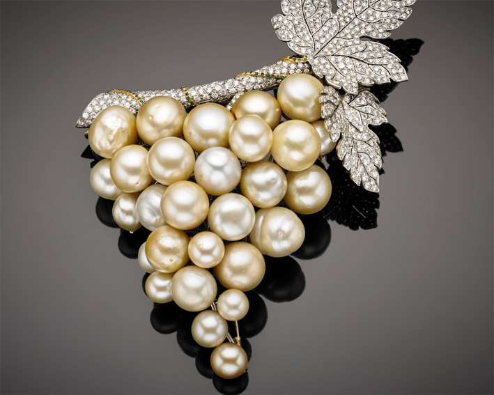 Spilla a forma di grappolo di uva in oro bianco, giallo, diamanti e perle South Sea
