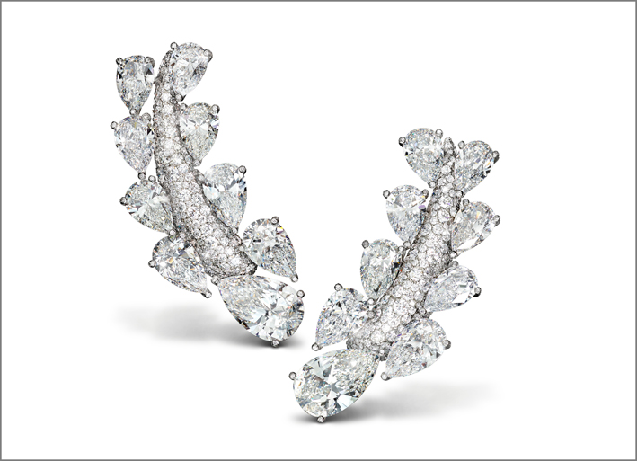 orecchini di Alta Gioielleria d'oro bianco rivestiti di diamanti bianchi indossati da Deepika Padukone