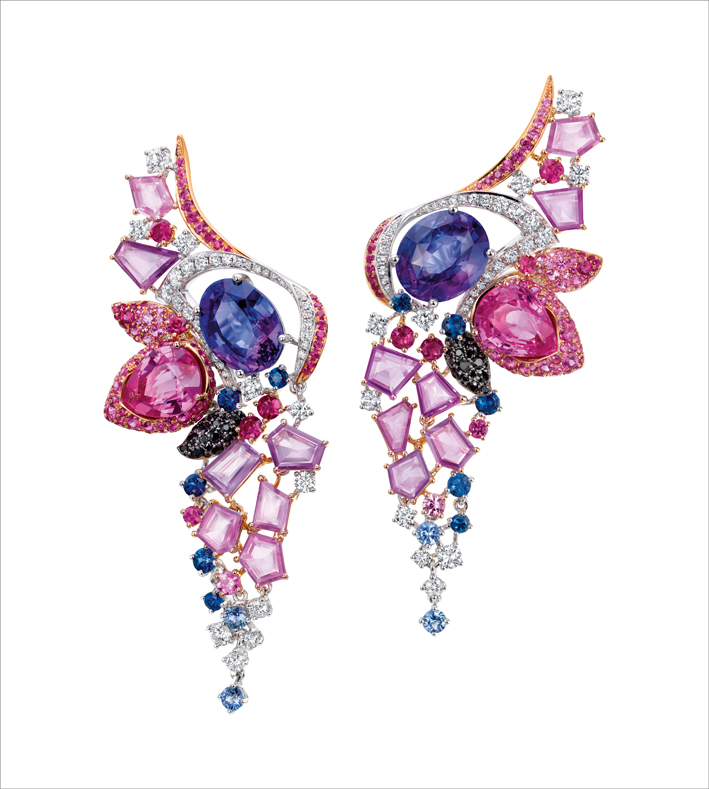 Le Glissement du Flamant, orecchini con diamanti, zaffiri rosa e blu