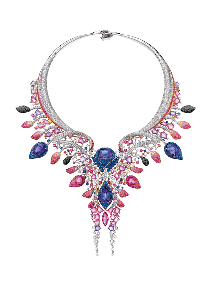 Le Glissement du Flamant, collana con diamanti, zaffiri rosa e blu