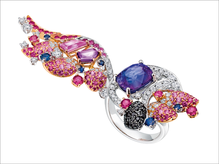 Le Glissement du Flamant, anello con diamanti, zaffiri rosa e blu
