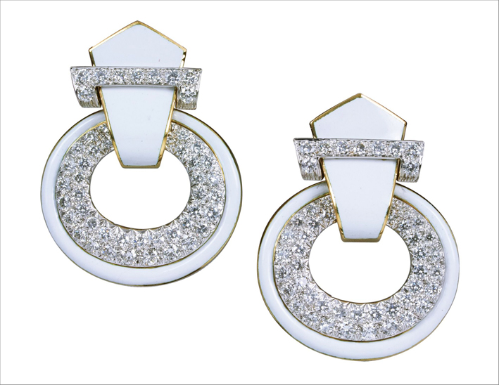 Orecchini Manhattan Minimalism con oro bianco, diamanti, smalto. Prezzo: 39.000 dollari