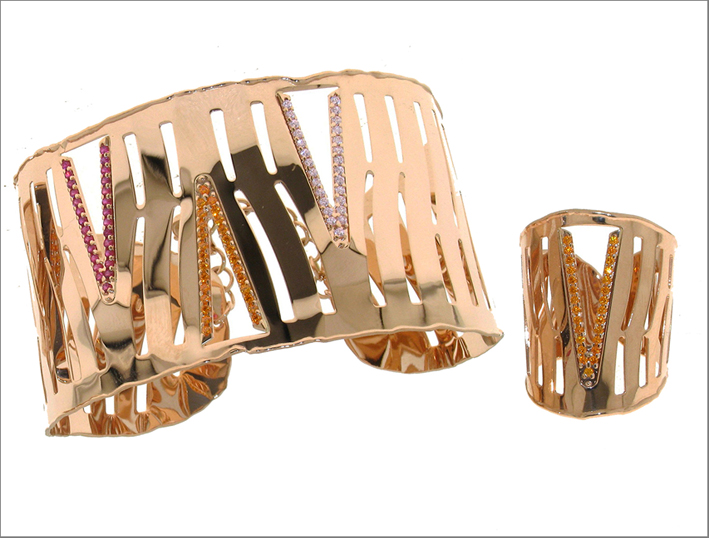 Schiava e anello della collezione Essential in oro rosa 18kt e zaffiri colorati