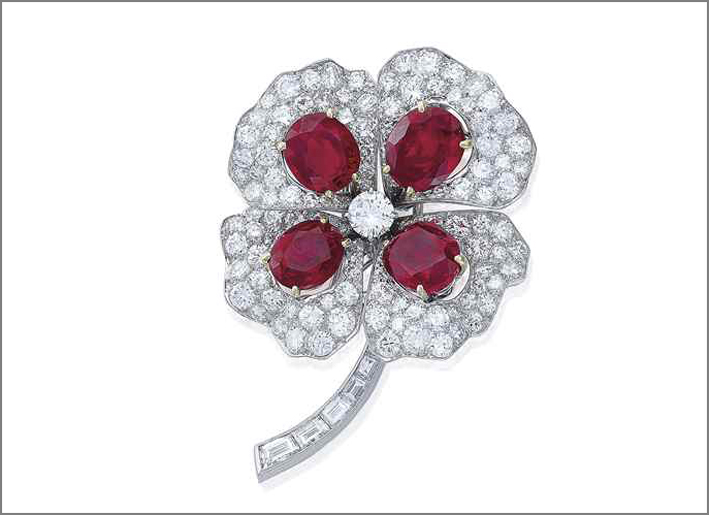 Spilla di Boucheron a forma di fiore con rubini e diamanti, circa 56 carati. Venduta per 2,2 milioni di dollari