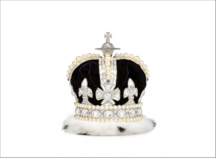 Corona disegnata da Vivienne Westwood, metallo velluto, cristalli, perle finte, pelliccia sintentica